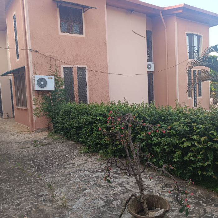 House (Duplex) to rent - Yaoundé, Bastos, Bastos - 2 living room(s), 5 bedroom(s), 6 bathroom(s) - 2 500 000 FCFA / month