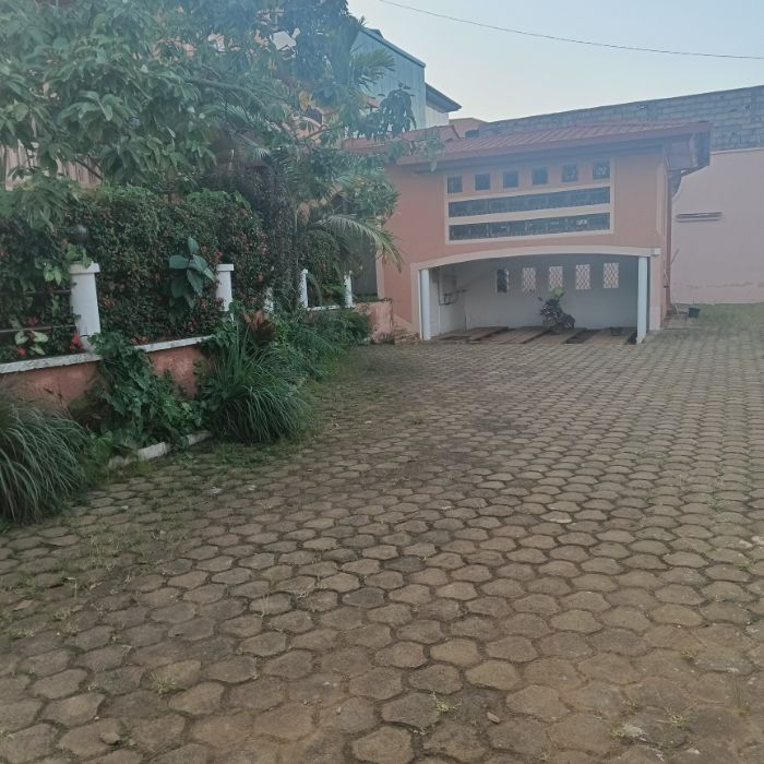 House (Duplex) to rent - Yaoundé, Bastos, Bastos - 2 living room(s), 5 bedroom(s), 6 bathroom(s) - 2 500 000 FCFA / month