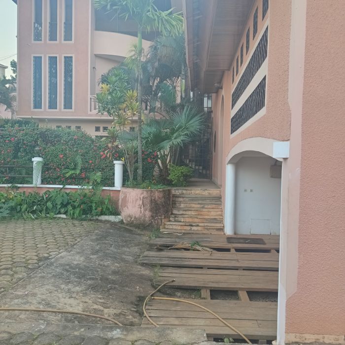 House (Duplex) to rent - Yaoundé, Bastos, Bastos - 2 living room(s), 5 bedroom(s), 6 bathroom(s) - 2 500 000 FCFA / month