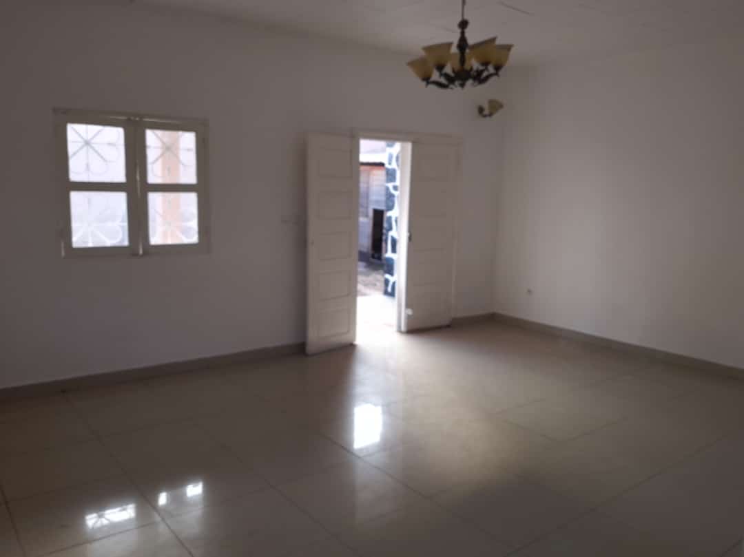 Maison (Villa) à louer - Yaoundé, Mballa II, Total Yannick - 1 salon(s), 3 chambre(s), 3 salle(s) de bains - 350 000 FCFA / mois