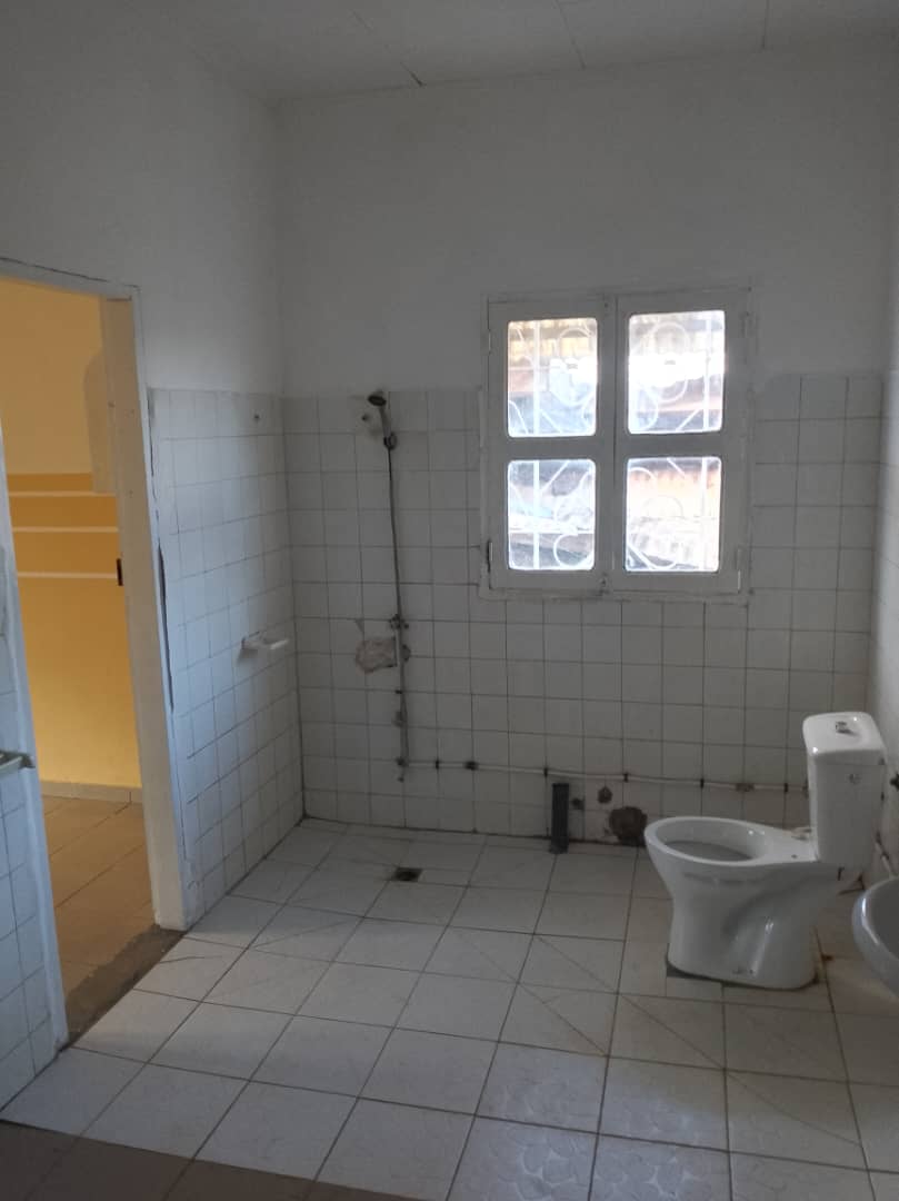 Maison (Villa) à louer - Yaoundé, Mballa II, Total Yannick - 1 salon(s), 3 chambre(s), 3 salle(s) de bains - 350 000 FCFA / mois