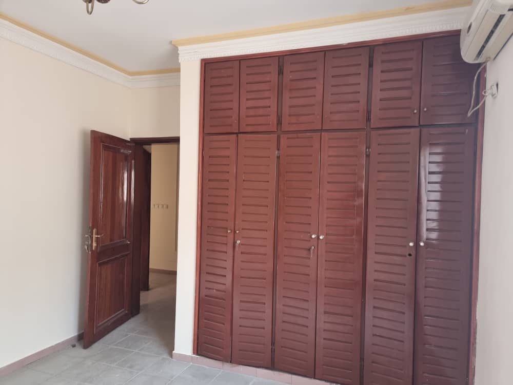 Apartment to rent - Yaoundé, Bastos, Bastos - 1 living room(s), 2 bedroom(s), 3 bathroom(s) - 800 000 FCFA / month