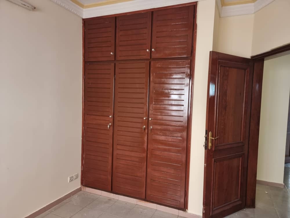 Apartment to rent - Yaoundé, Bastos, Bastos - 1 living room(s), 2 bedroom(s), 3 bathroom(s) - 800 000 FCFA / month