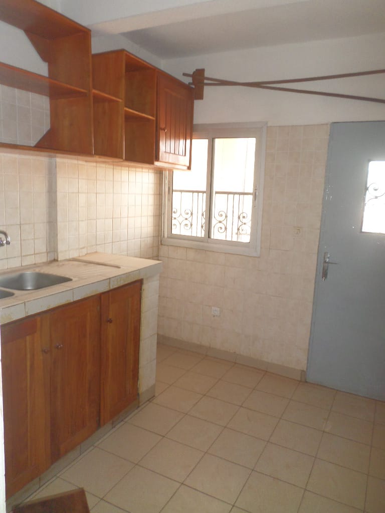 Apartment to rent - Yaoundé, Bastos, Bastos - 1 living room(s), 3 bedroom(s), 3 bathroom(s) - 350 000 FCFA / month