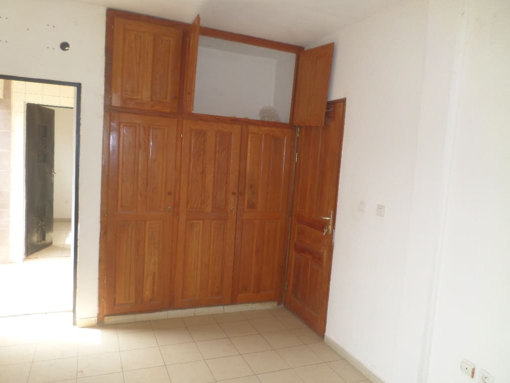 Apartment to rent - Yaoundé, Bastos, Bastos - 1 living room(s), 3 bedroom(s), 3 bathroom(s) - 350 000 FCFA / month