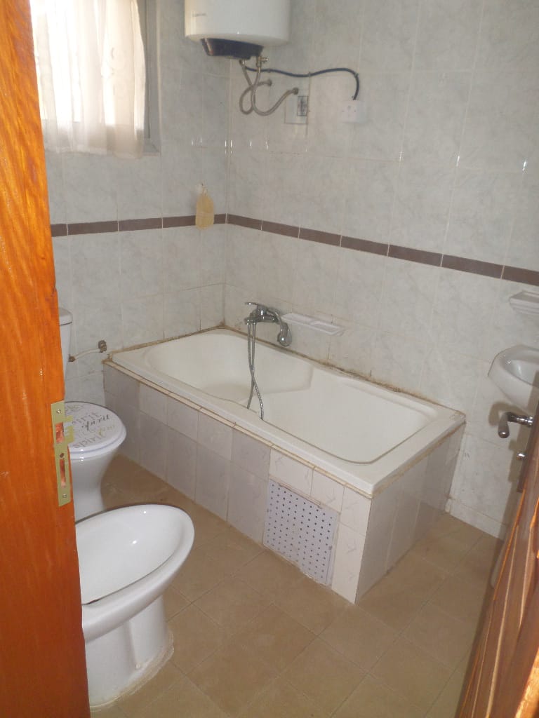 Apartment to rent - Yaoundé, Bastos, Bastos - 1 living room(s), 3 bedroom(s), 3 bathroom(s) - 350 000 FCFA / month