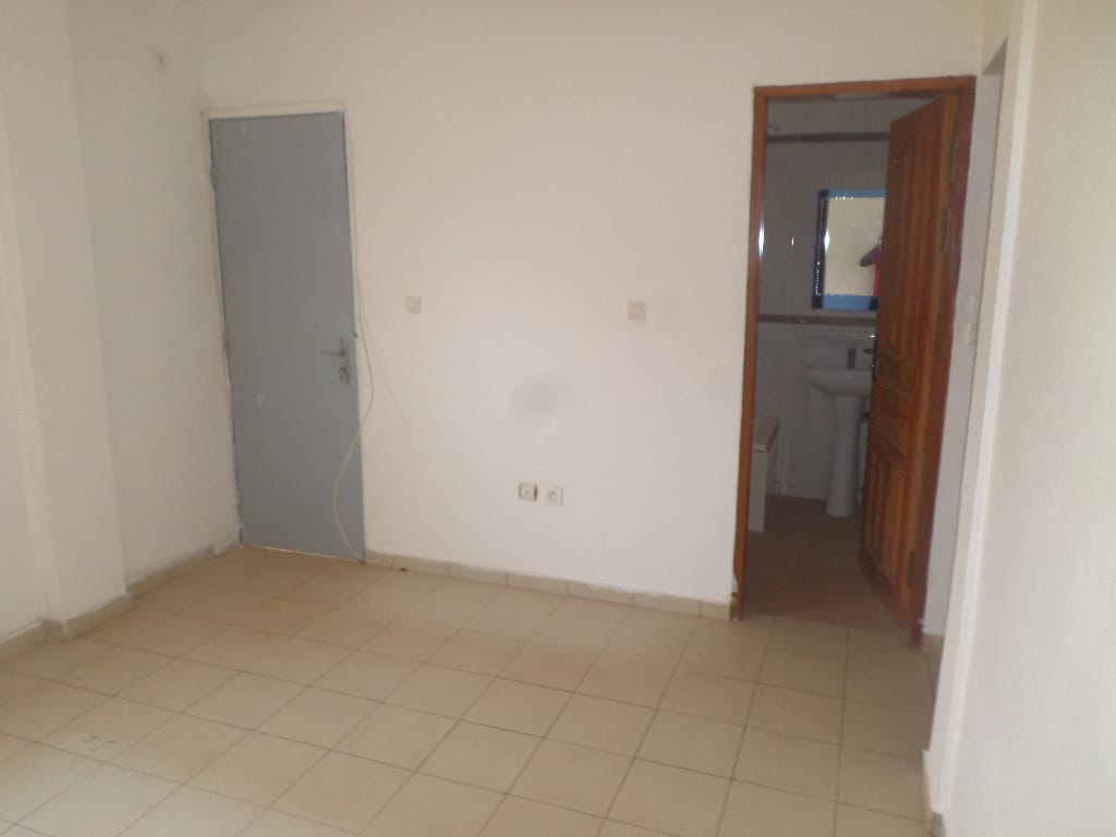 Apartment to rent - Yaoundé, Bastos, Bastos - 1 living room(s), 3 bedroom(s), 3 bathroom(s) - 350 000 FCFA / month