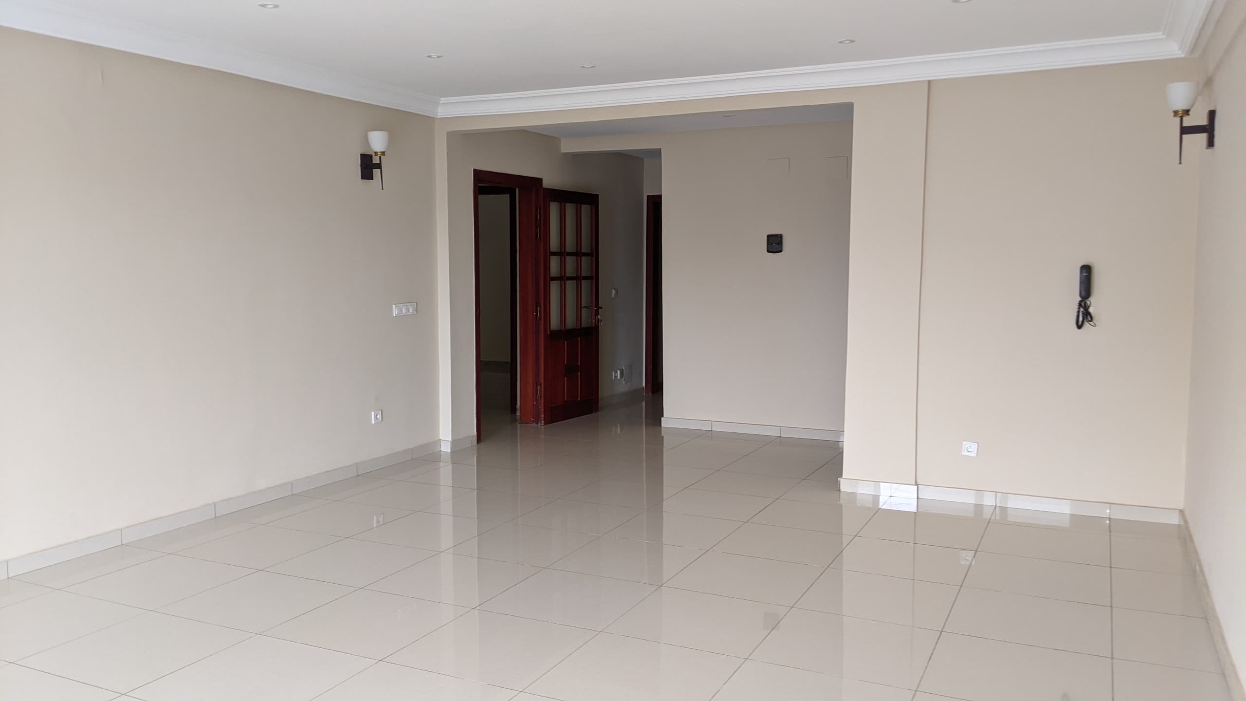 Apartment to rent - Yaoundé, Bastos, Golf - 1 living room(s), 3 bedroom(s), 4 bathroom(s) - 1 200 000 FCFA / month
