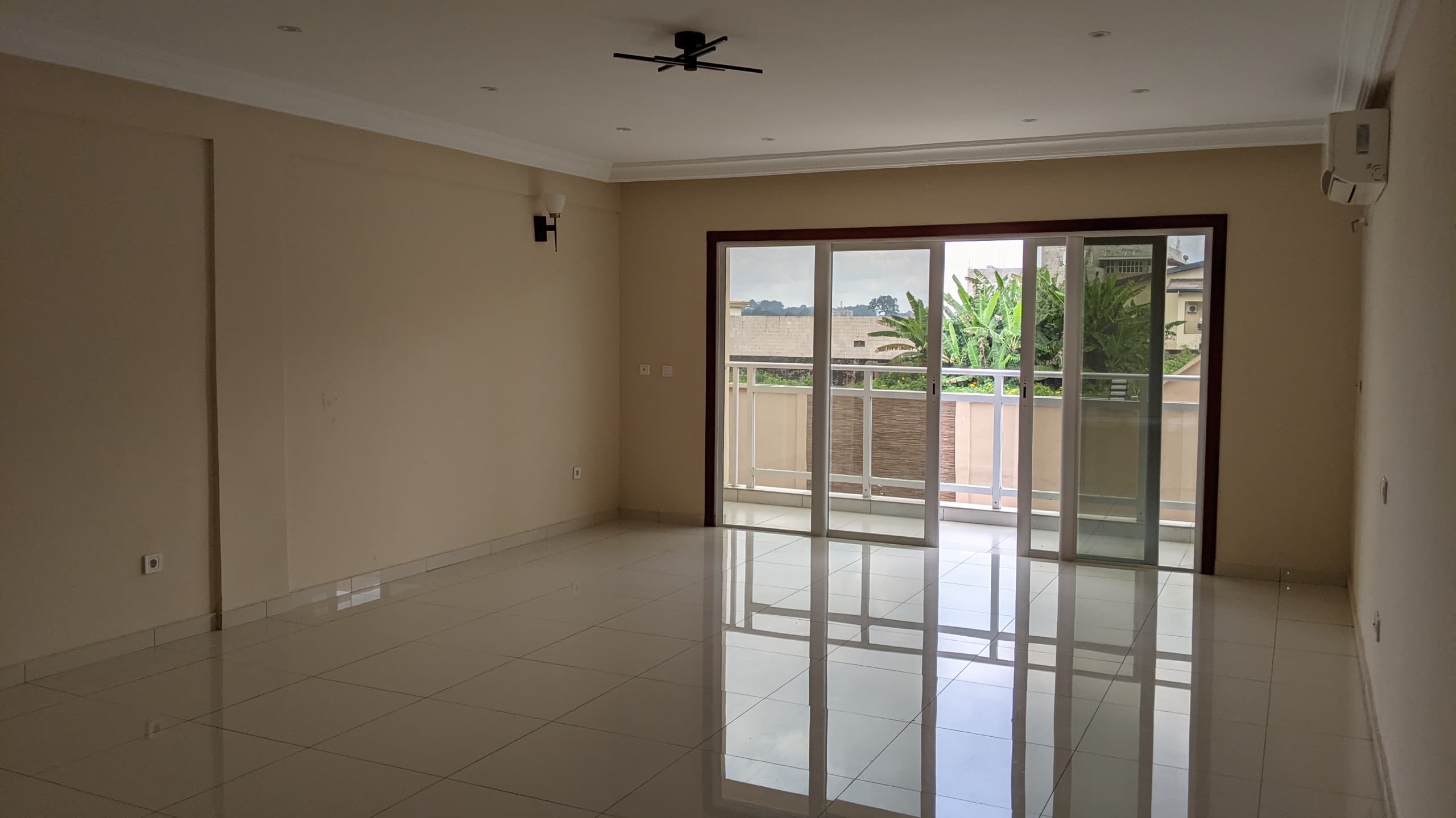 Appartement à louer - Yaoundé, Bastos, Golf - 1 salon(s), 3 chambre(s), 4 salle(s) de bains - 1 200 000 FCFA / mois