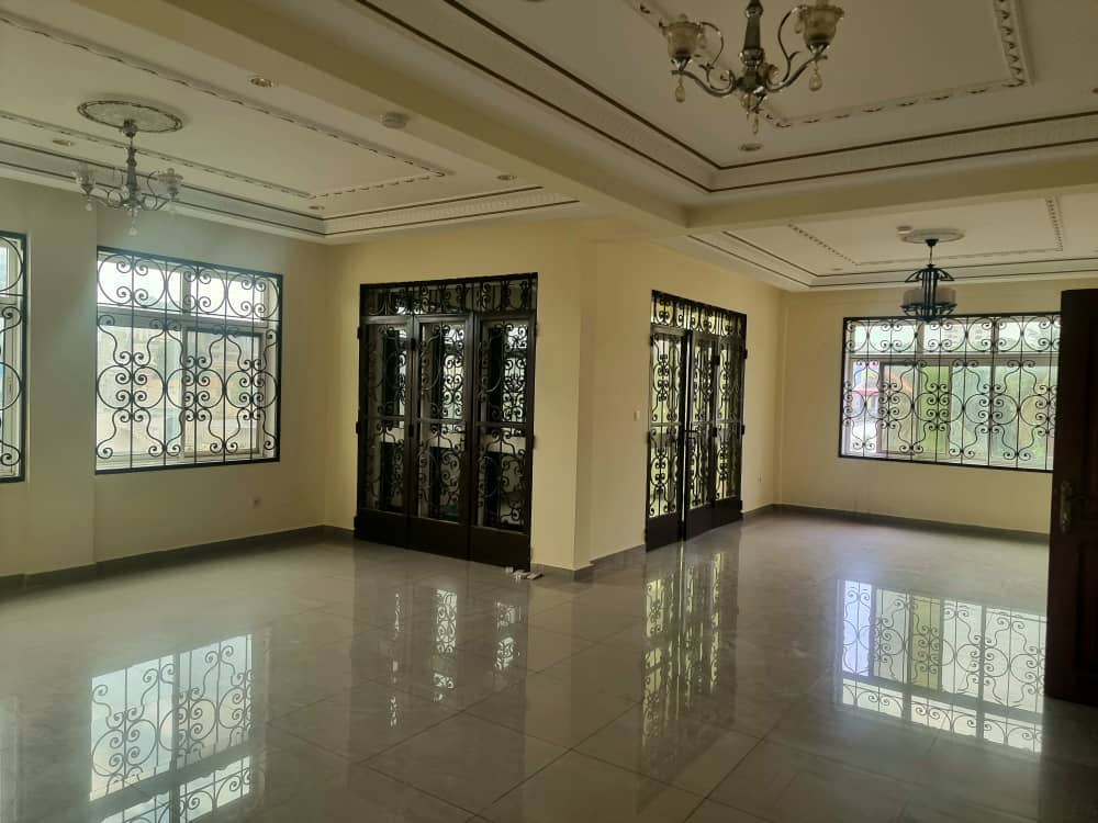 Apartment to rent - Yaoundé, Bastos, Bastos - 1 living room(s), 3 bedroom(s), 4 bathroom(s) - 1 500 000 FCFA / month