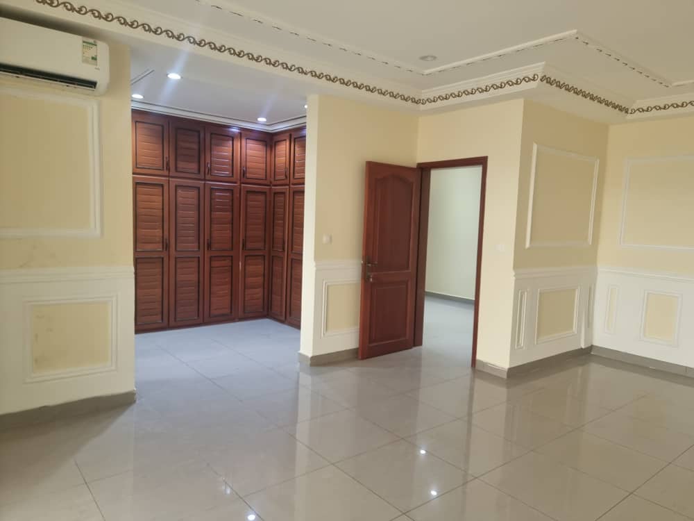 Appartement à louer - Yaoundé, Bastos, Bastos - 1 salon(s), 3 chambre(s), 4 salle(s) de bains - 1 500 000 FCFA / mois