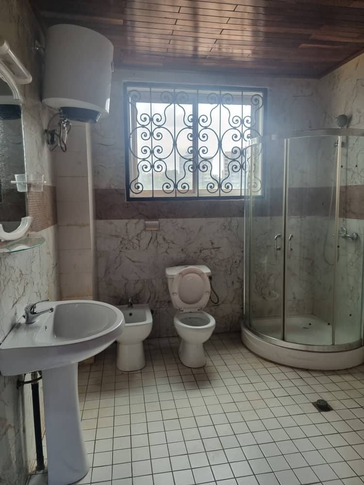 Appartement à louer - Yaoundé, Bastos, Bastos - 1 salon(s), 3 chambre(s), 4 salle(s) de bains - 1 500 000 FCFA / mois