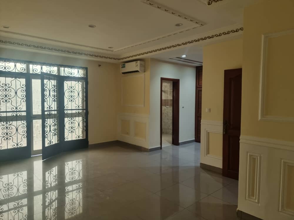 Appartement à louer - Yaoundé, Bastos, Bastos - 1 salon(s), 3 chambre(s), 4 salle(s) de bains - 1 500 000 FCFA / mois