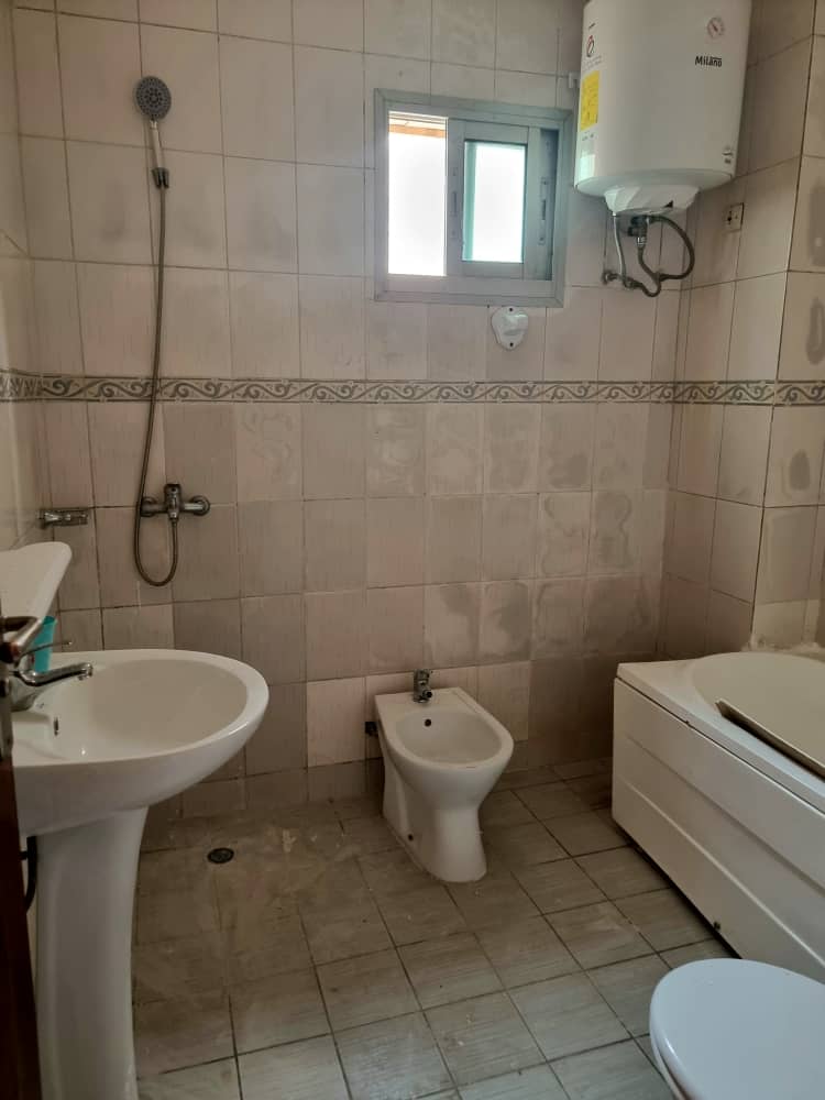 Appartement à louer - Yaoundé, Bastos, Bastos - 1 salon(s), 3 chambre(s), 3 salle(s) de bains - 1 000 000 FCFA / mois