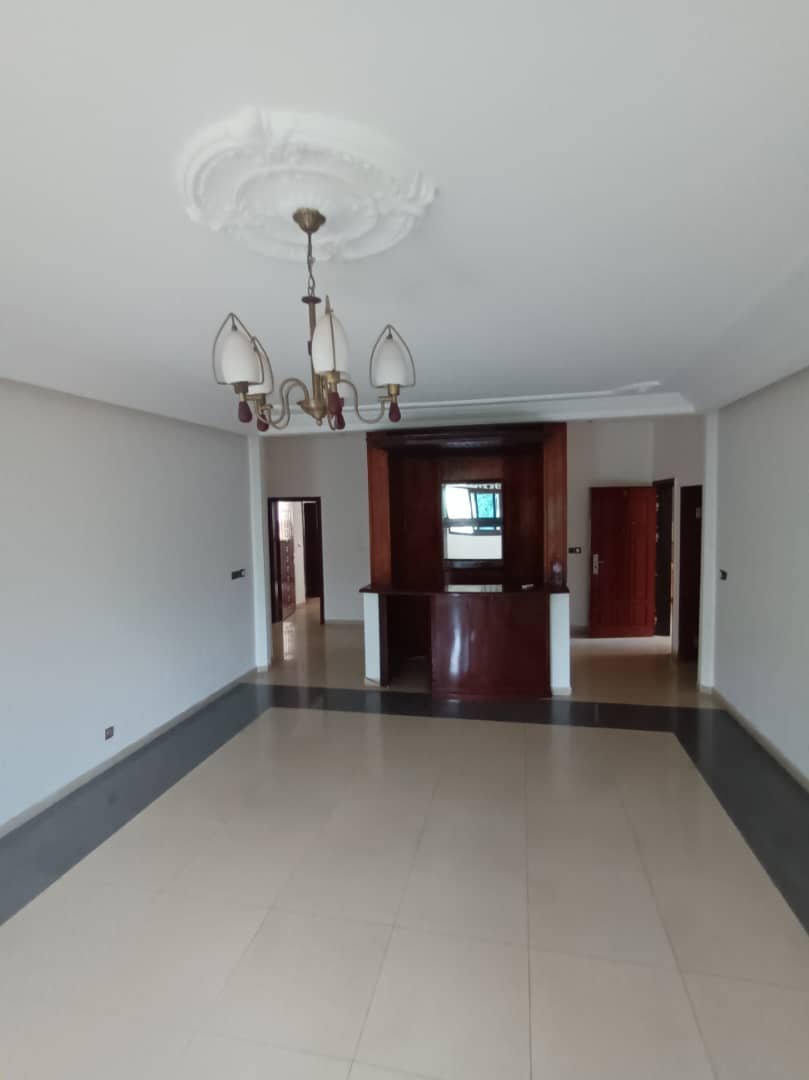 Apartment to rent - Yaoundé, Bastos, Bastos - 1 living room(s), 3 bedroom(s), 4 bathroom(s) - 1 200 000 FCFA / month