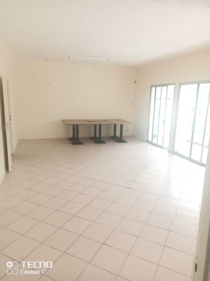 Apartment to rent - Douala, Bonanjo, Bonanjo - 1 living room(s), 3 bedroom(s), 2 bathroom(s) - 800 000 FCFA / month