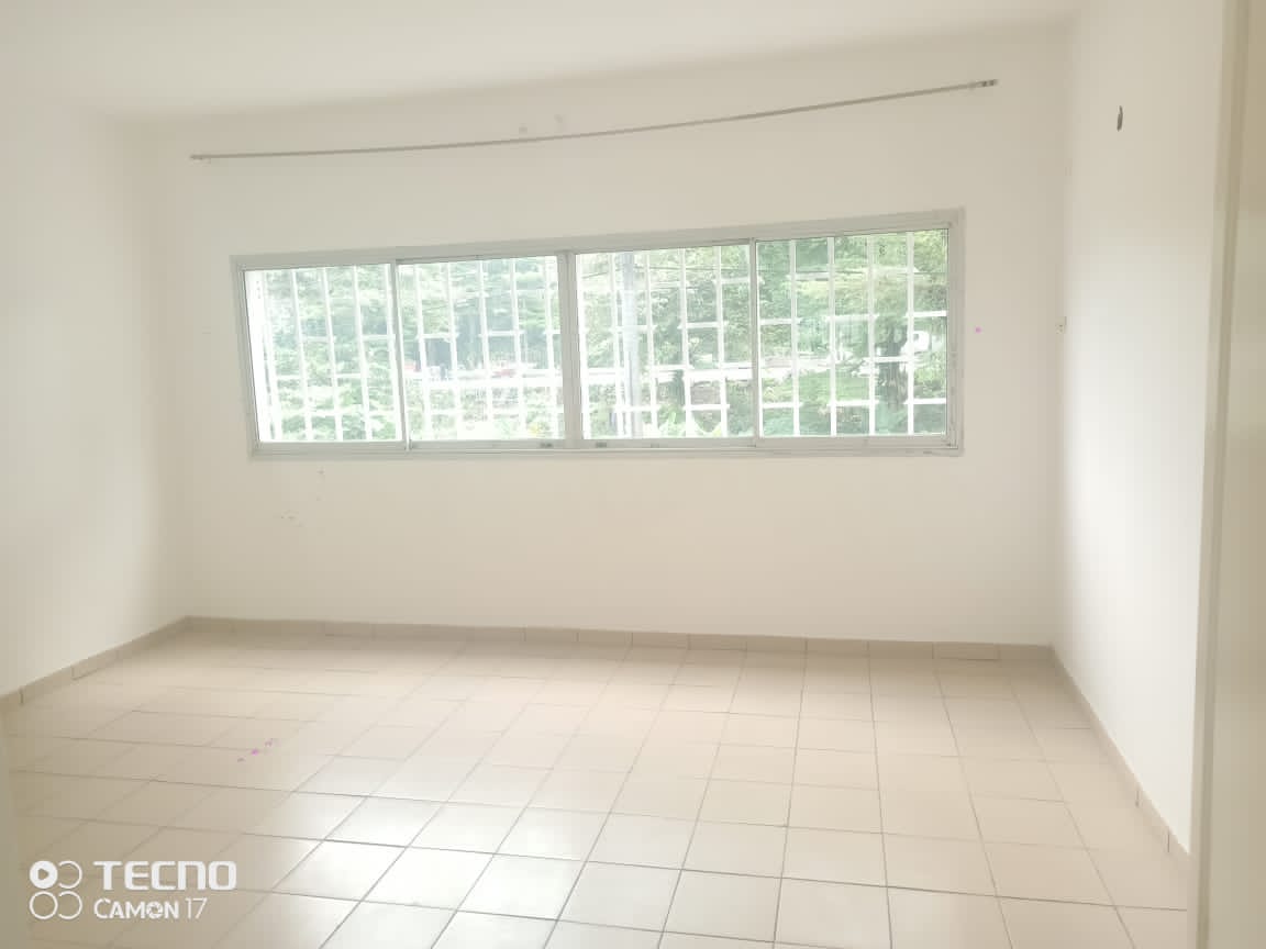 Apartment to rent - Douala, Bonanjo, Bonanjo - 1 living room(s), 3 bedroom(s), 2 bathroom(s) - 800 000 FCFA / month
