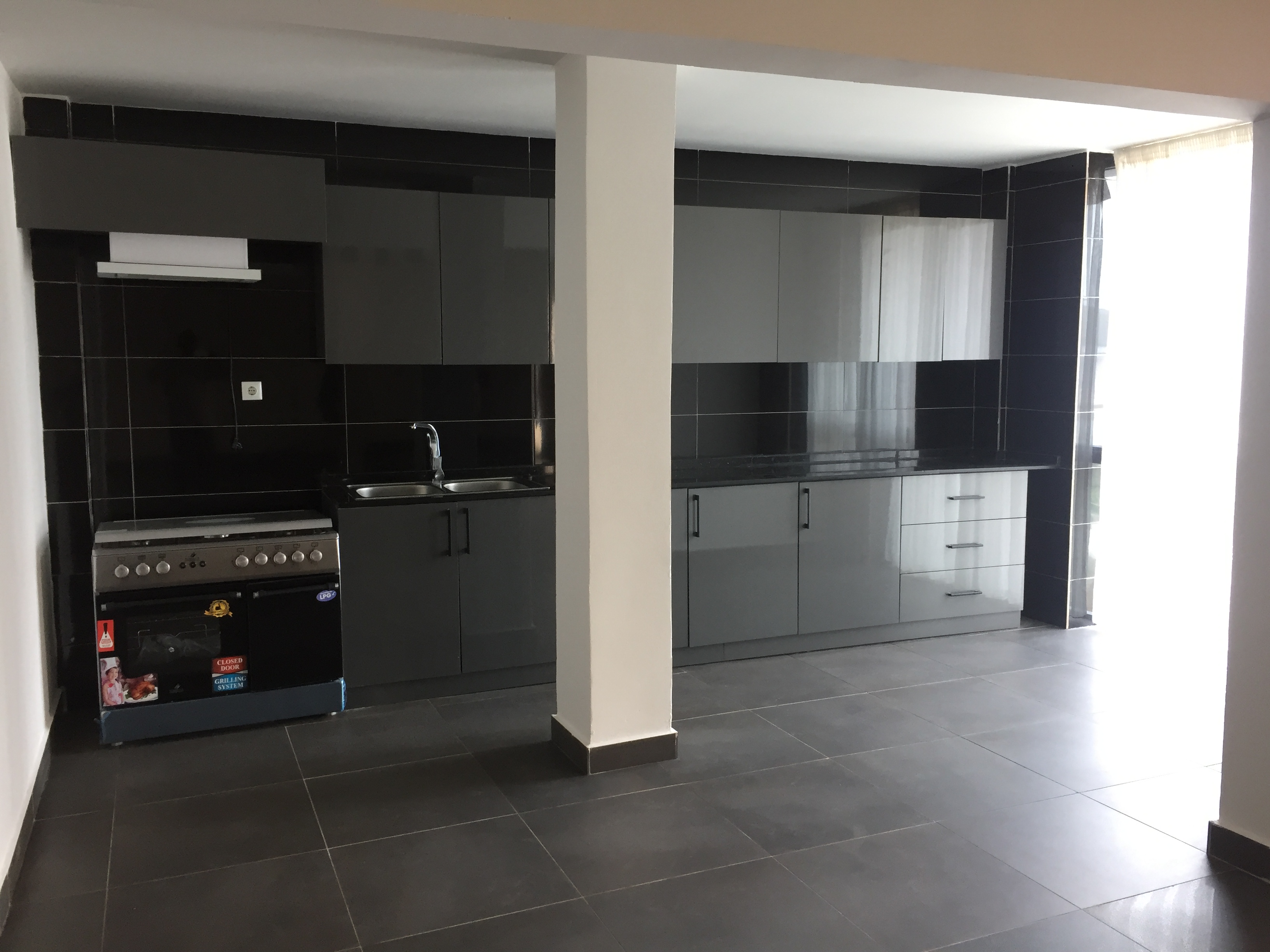 Apartment to rent - Yaoundé, Bastos, Golf - 1 living room(s), 3 bedroom(s), 3 bathroom(s) - 1 500 000 FCFA / month