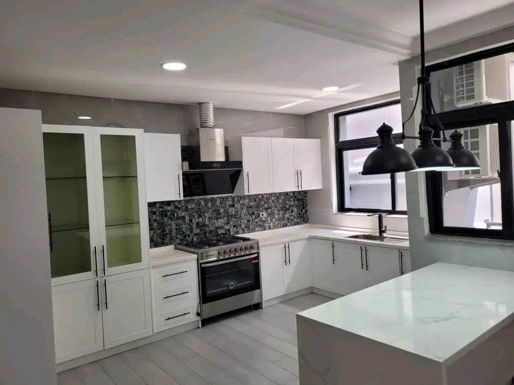 Appartement à louer - Yaoundé, Bastos, Bastos - 1 salon(s), 3 chambre(s), 4 salle(s) de bains - 1 800 000 FCFA / mois