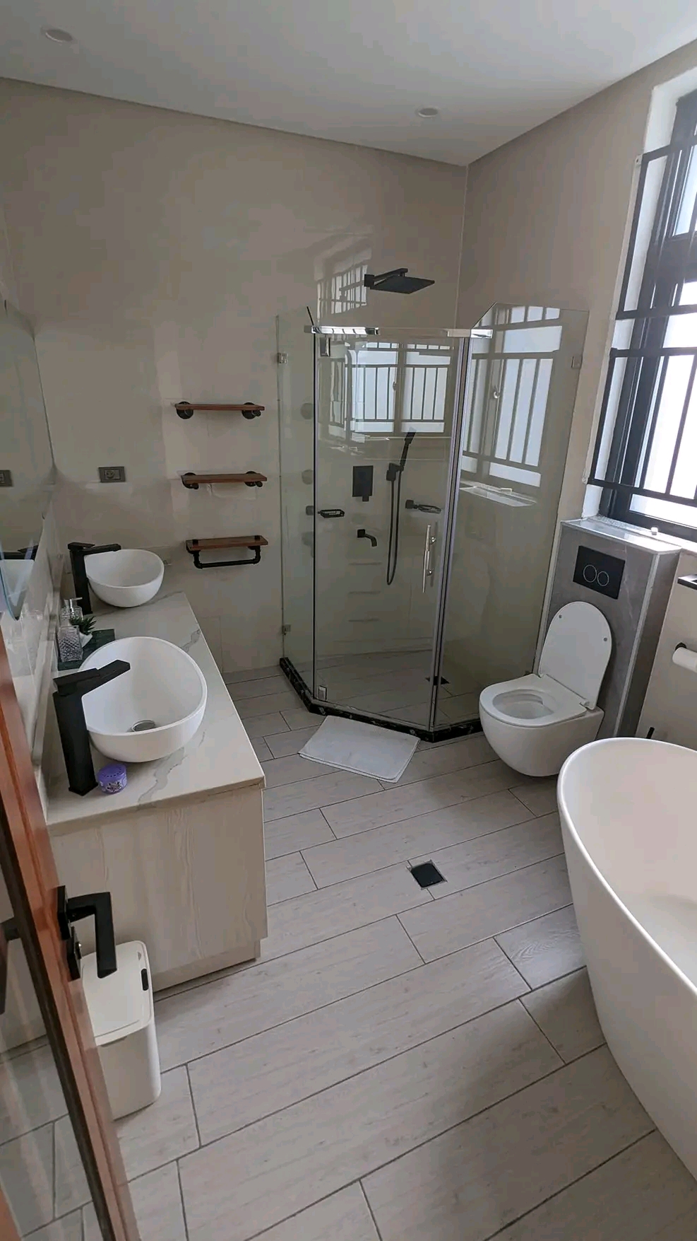 Appartement à louer - Yaoundé, Bastos, Bastos - 1 salon(s), 3 chambre(s), 4 salle(s) de bains - 1 800 000 FCFA / mois
