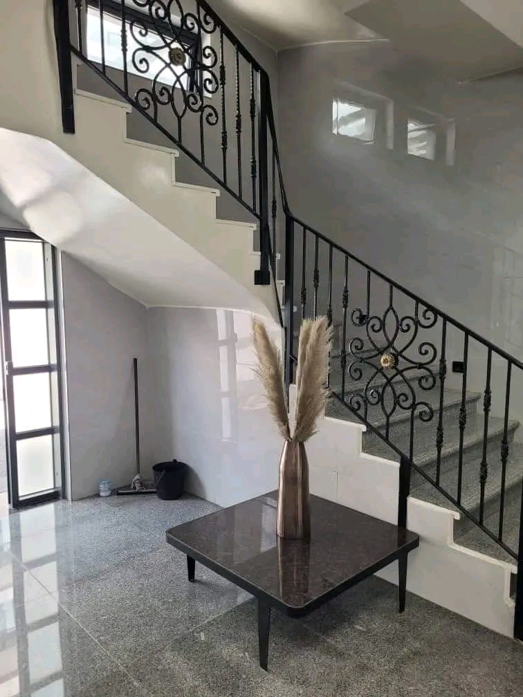 Appartement à louer - Yaoundé, Bastos, Bastos - 1 salon(s), 3 chambre(s), 4 salle(s) de bains - 1 800 000 FCFA / mois