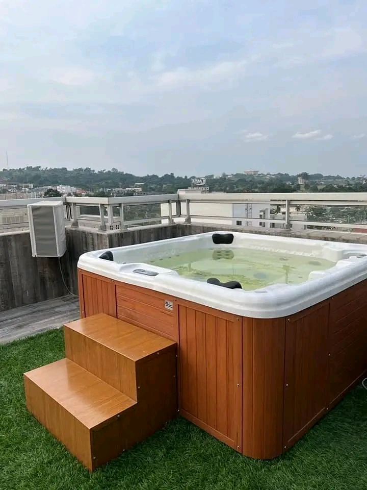 Apartment to rent - Yaoundé, Bastos, Golf - 1 living room(s), 3 bedroom(s), 4 bathroom(s) - 3 000 000 FCFA / month