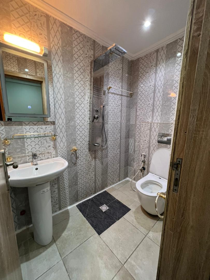 Appartement à louer - Yaoundé, Bastos, Bastos - 1 salon(s), 3 chambre(s), 3 salle(s) de bains - 1 200 000 FCFA / mois
