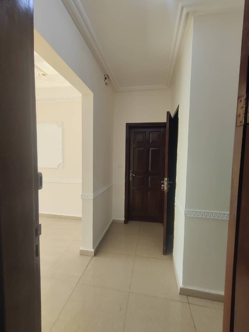 Appartement à louer - Yaoundé, Bastos, Bastos - 1 salon(s), 2 chambre(s), 3 salle(s) de bains - 600 000 FCFA / mois