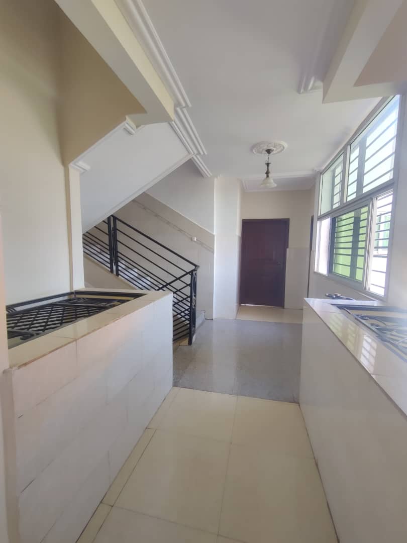 Appartement à louer - Yaoundé, Bastos, Bastos - 1 salon(s), 2 chambre(s), 3 salle(s) de bains - 600 000 FCFA / mois