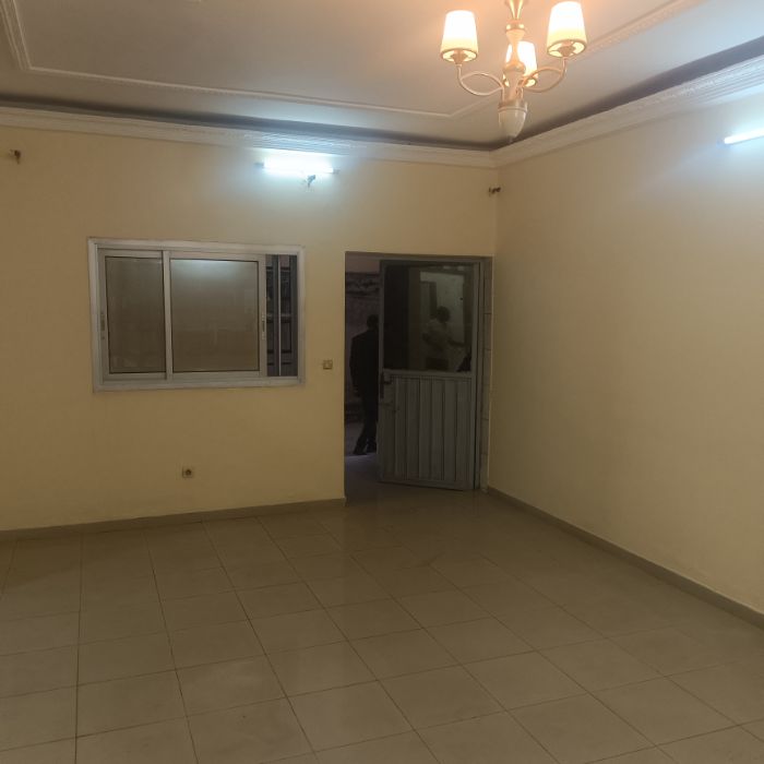 Apartment to rent - Yaoundé, Mfandena, Mfandena - 1 living room(s), 2 bedroom(s), 2 bathroom(s) - 200 000 FCFA / month
