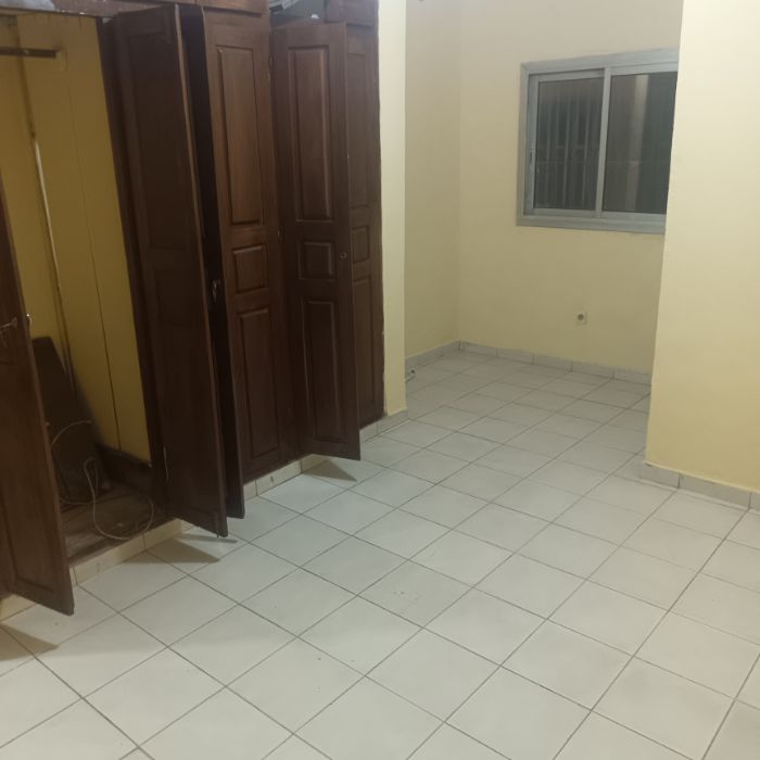 Appartement à louer - Yaoundé, Mfandena, Mfandena - 1 salon(s), 2 chambre(s), 2 salle(s) de bains - 200 000 FCFA / mois