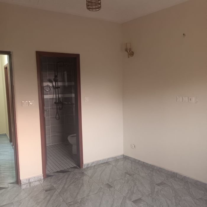 Appartement à louer - Yaoundé, Mfandena, Mfandena - 1 salon(s), 2 chambre(s), 2 salle(s) de bains - 365 000 FCFA / mois