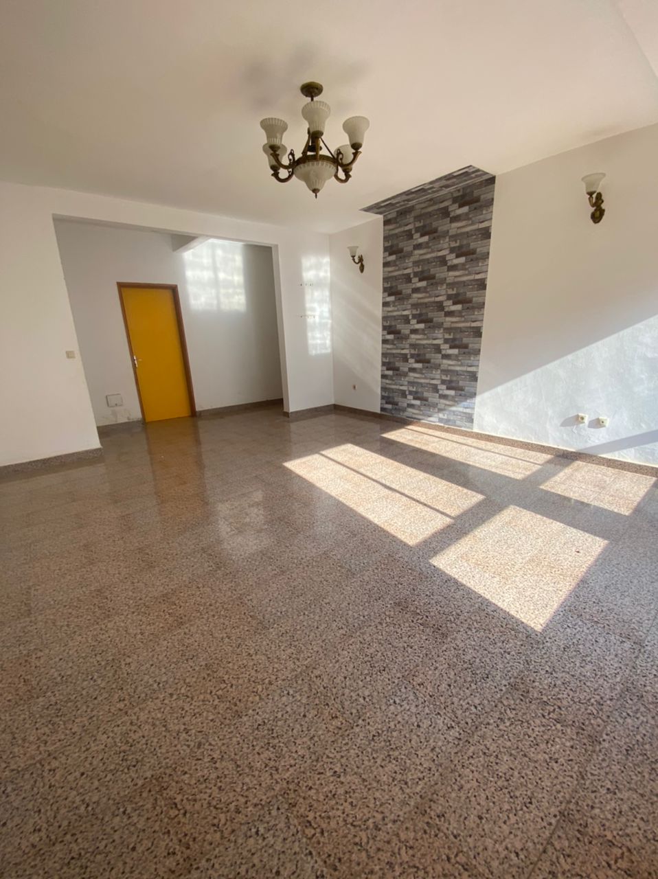 Apartment to rent - Yaoundé, Bastos, Vers carrefour golf - 1 living room(s), 3 bedroom(s), 2 bathroom(s) - 350 000 FCFA / month