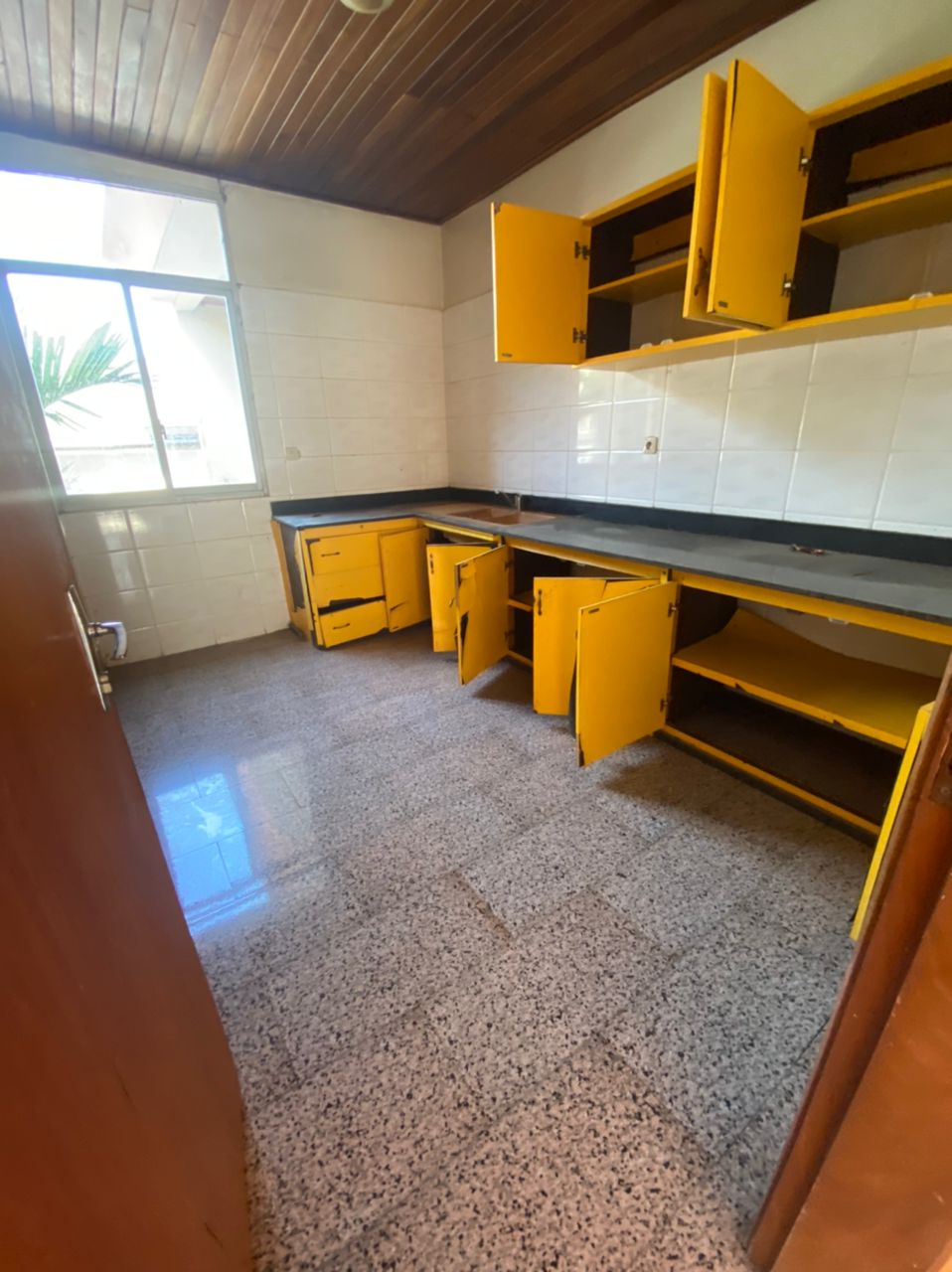 Appartement à louer - Yaoundé, Bastos, Vers carrefour golf - 1 salon(s), 3 chambre(s), 2 salle(s) de bains - 350 000 FCFA / mois