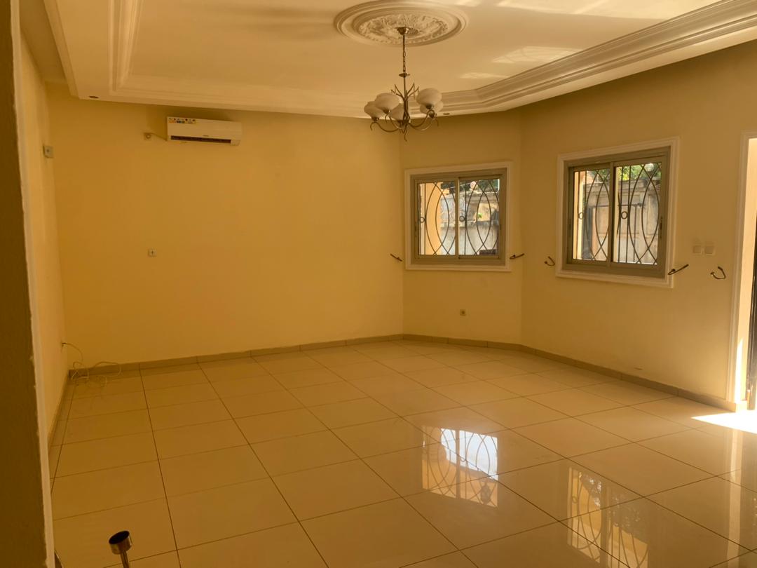 Apartment to rent - Yaoundé, Mbankolo, Mbankolo - 1 living room(s), 3 bedroom(s), 3 bathroom(s) - 400 000 FCFA / month
