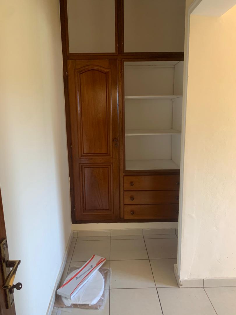 Appartement à louer - Yaoundé, Mbankolo, Mbankolo - 1 salon(s), 3 chambre(s), 3 salle(s) de bains - 400 000 FCFA / mois