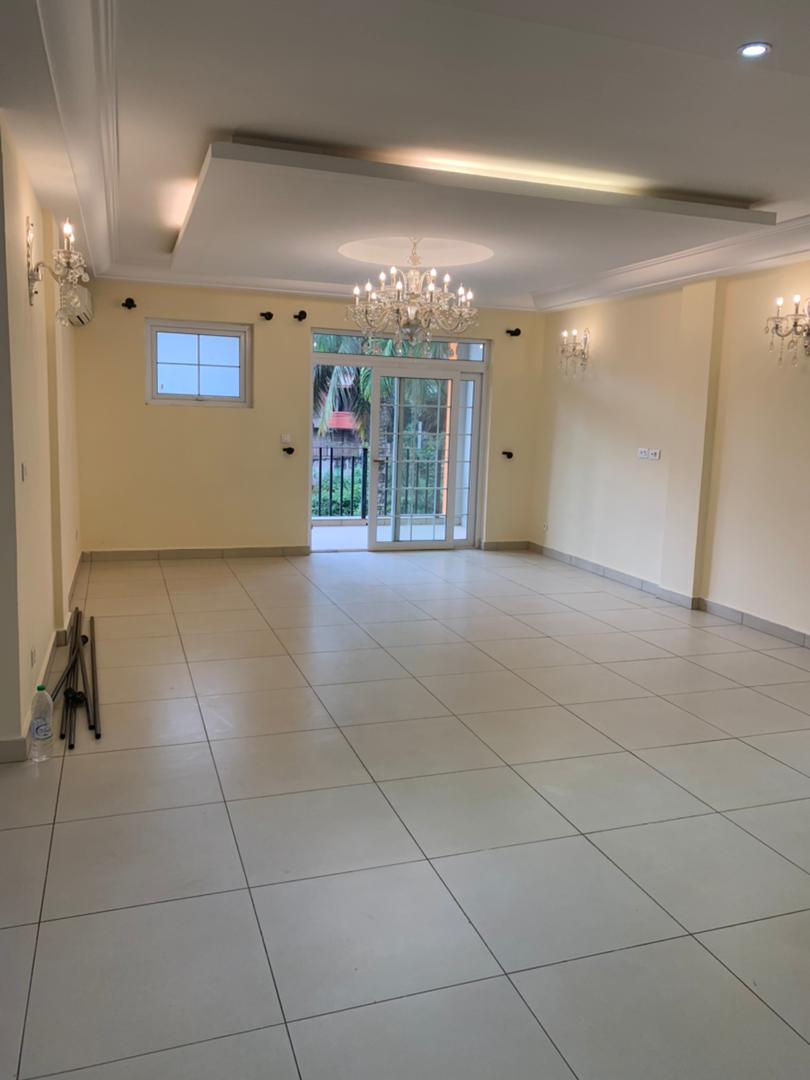 Apartment to rent - Yaoundé, Bastos, Bastos - 1 living room(s), 3 bedroom(s), 3 bathroom(s) - 1 300 000 FCFA / month