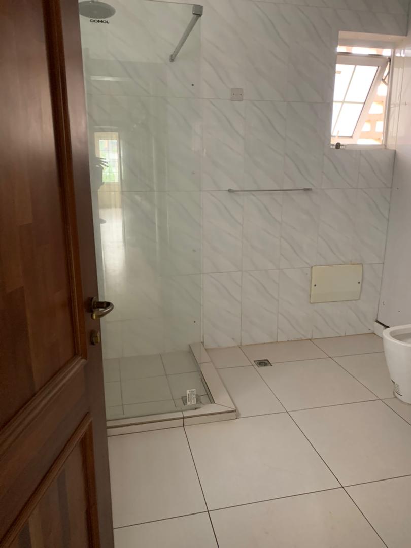 Appartement à louer - Yaoundé, Bastos, Bastos - 1 salon(s), 3 chambre(s), 3 salle(s) de bains - 1 300 000 FCFA / mois