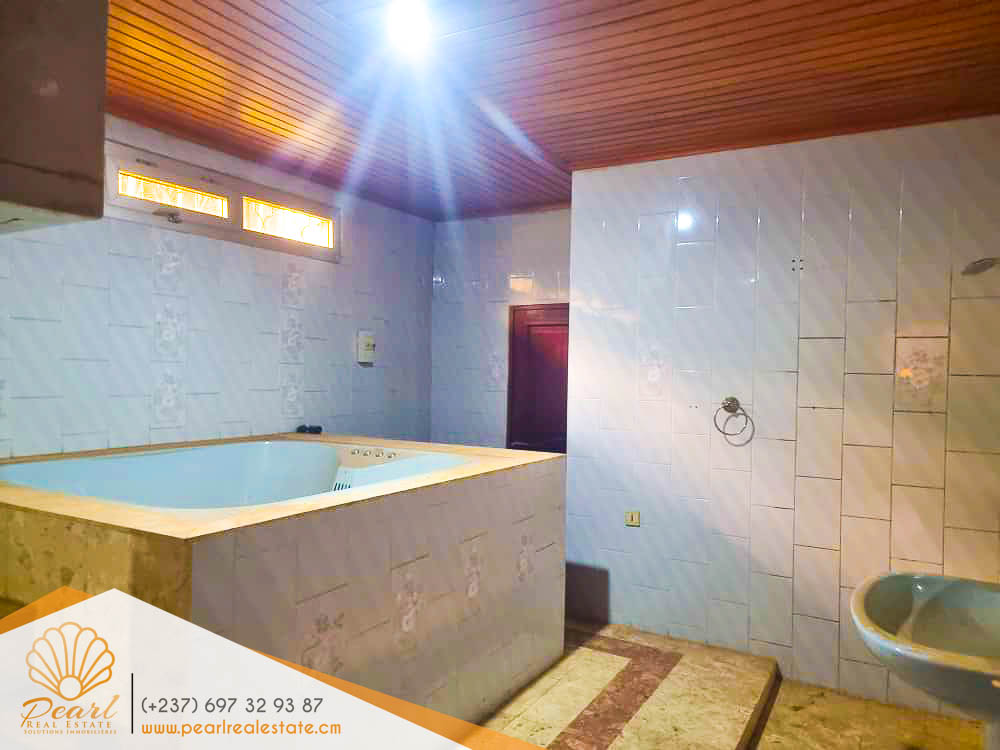 Maison (Duplex) à louer - Yaoundé, Bastos, Ambassade de chine - 2 salon(s), 5 chambre(s), 6 salle(s) de bains - 2 000 000 FCFA / mois