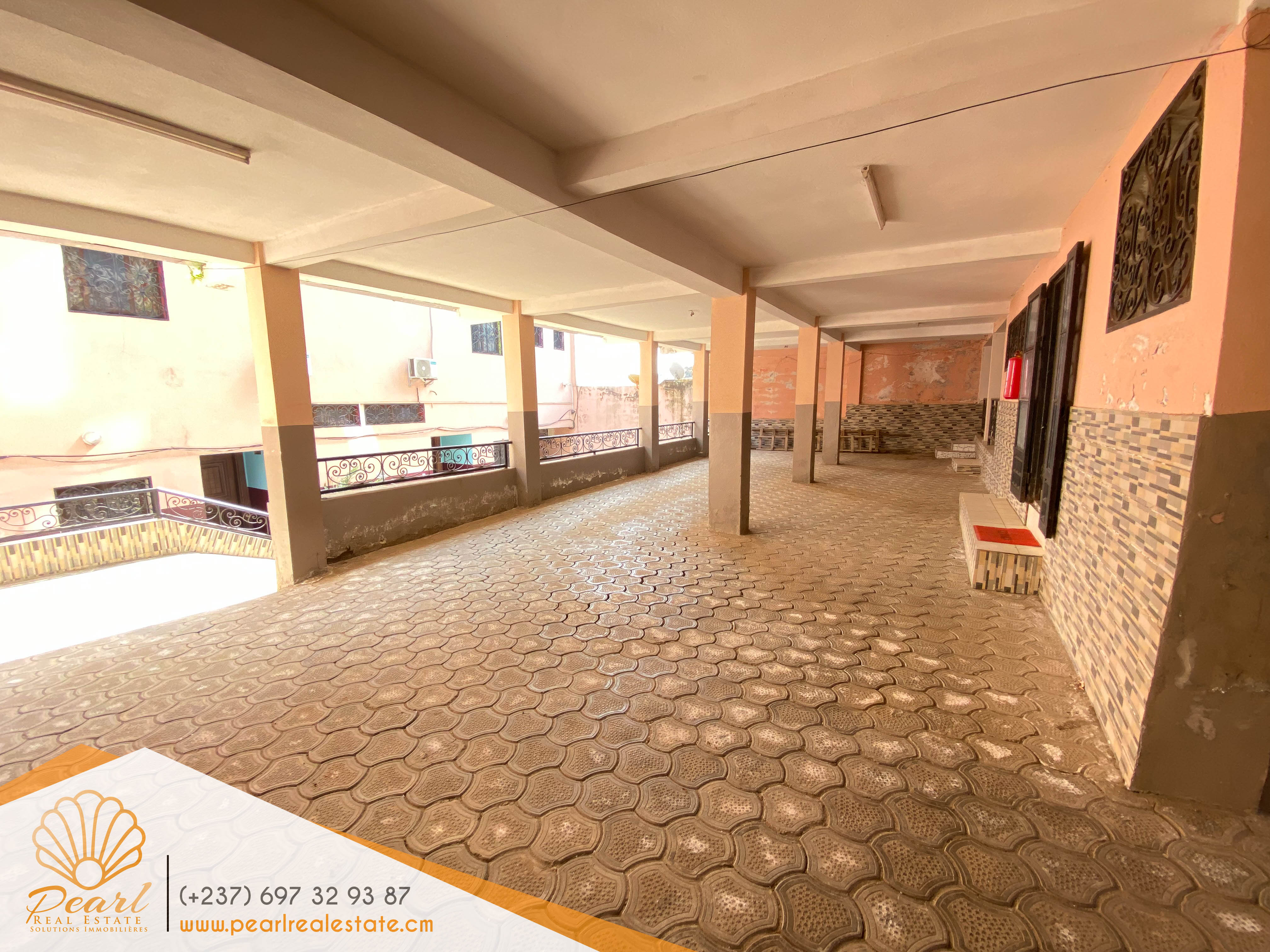 Appartement à louer - Yaoundé, Bastos, Palais des congrès - 1 salon(s), 2 chambre(s), 2 salle(s) de bains - 600 000 FCFA / mois