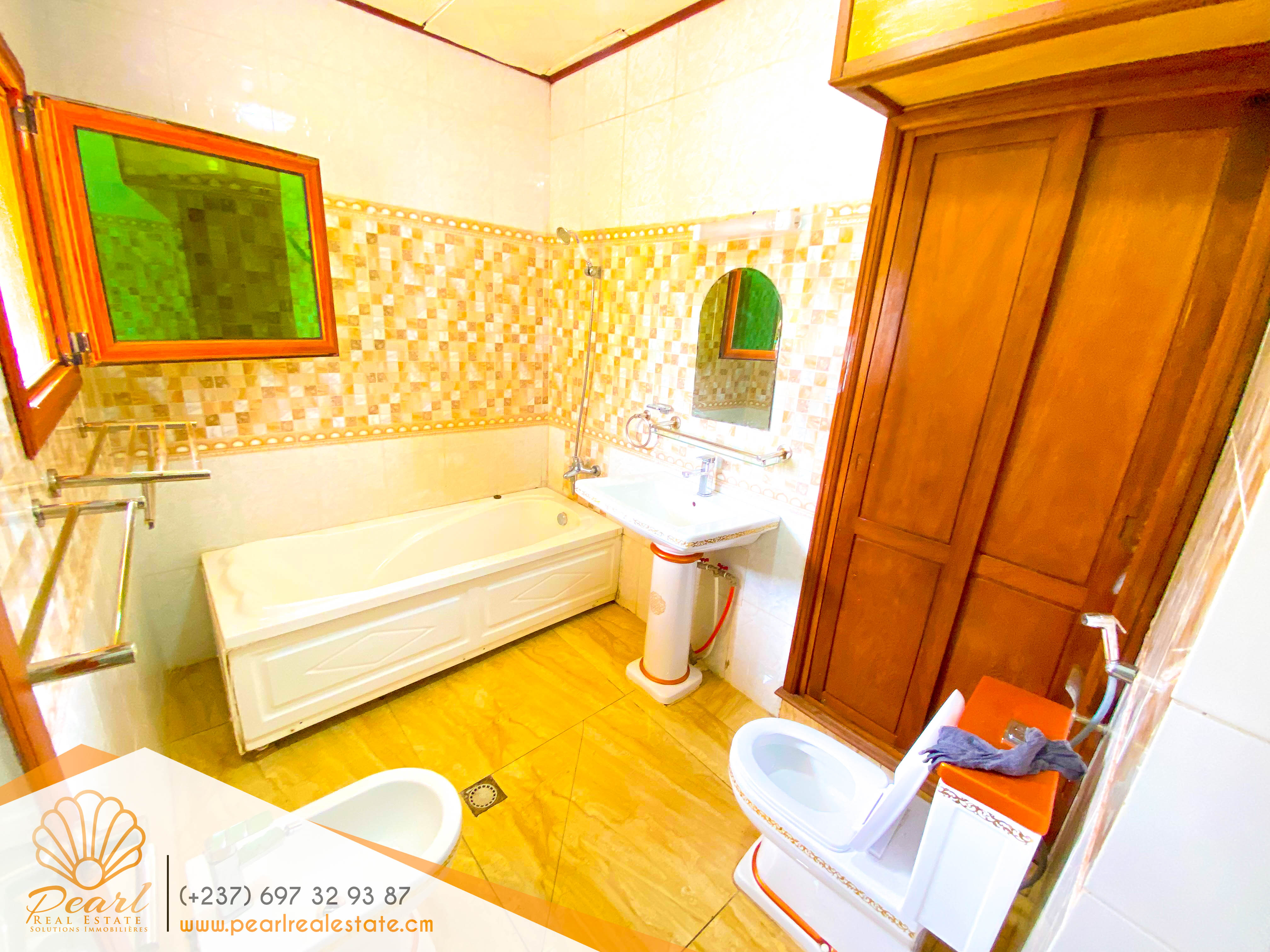 Appartement à louer - Yaoundé, Bastos, Golf Club - 1 salon(s), 3 chambre(s), 4 salle(s) de bains - 1 000 000 FCFA / mois