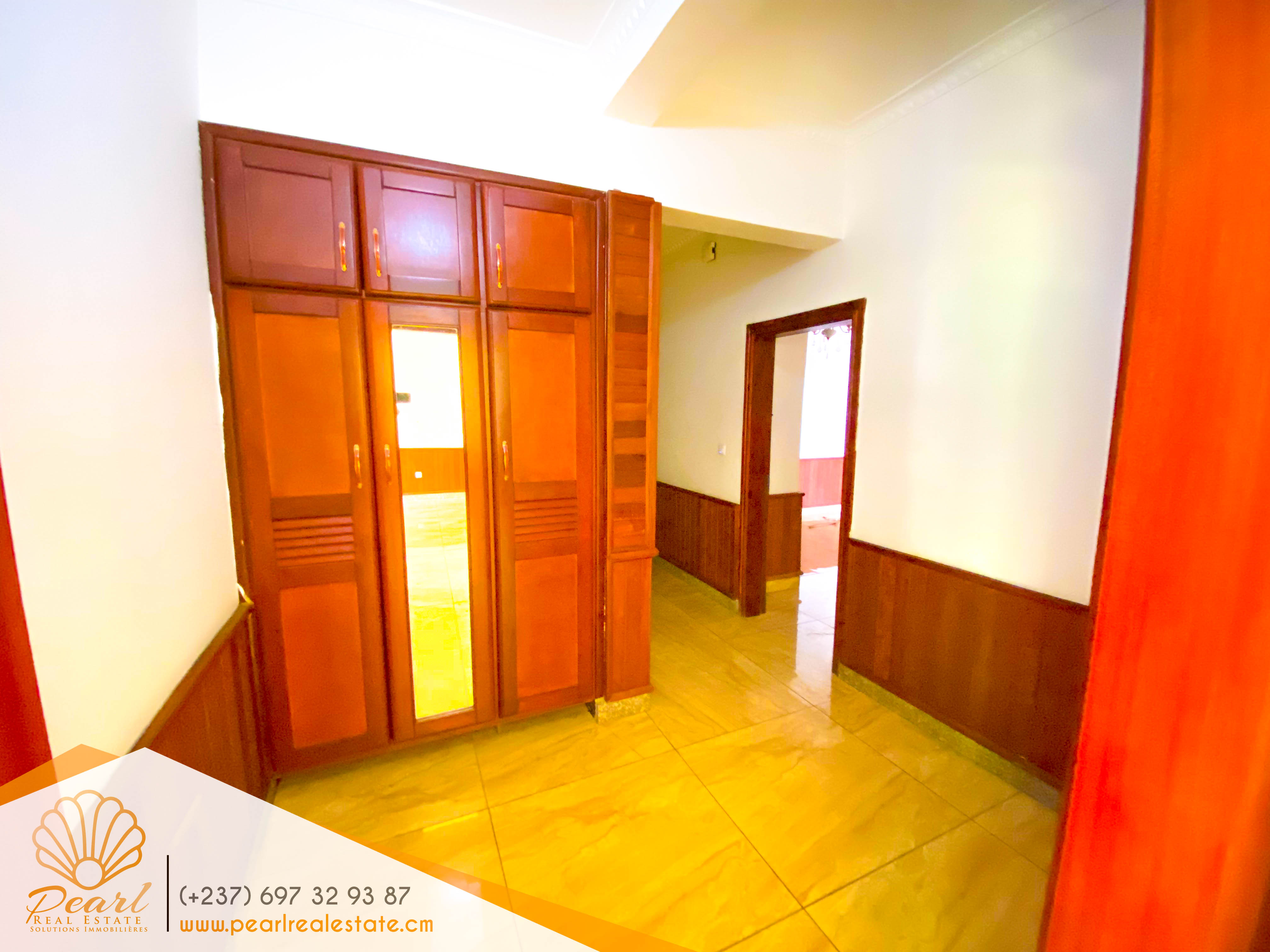 Appartement à louer - Yaoundé, Bastos, Golf Club - 1 salon(s), 3 chambre(s), 4 salle(s) de bains - 1 000 000 FCFA / mois