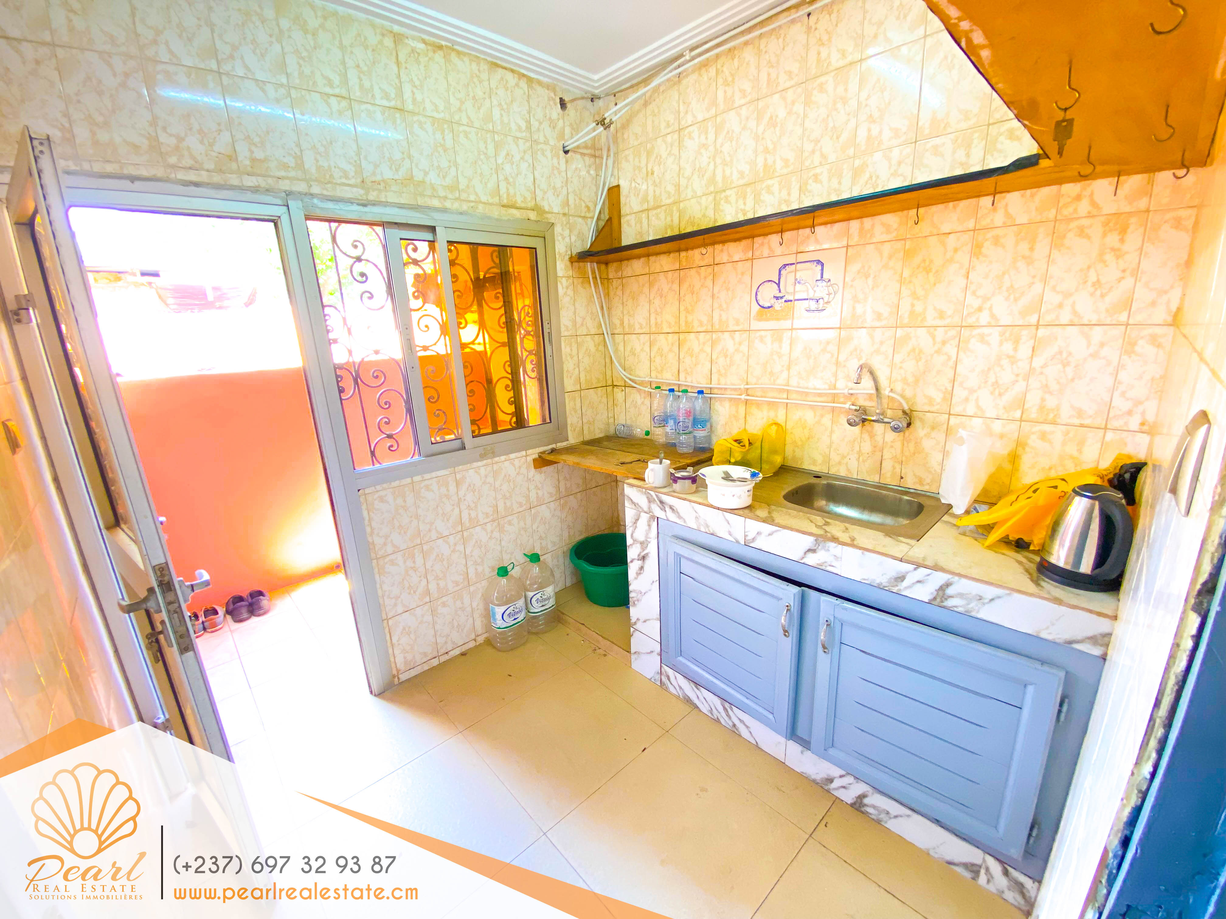 Appartement à louer - Yaoundé, Bastos, Golf ancienne foire - 1 salon(s), 2 chambre(s), 2 salle(s) de bains - 300 000 FCFA / mois