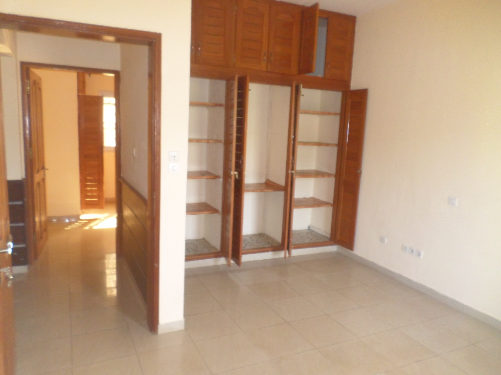 Apartment to rent - Yaoundé, Bastos, Bastos - 1 living room(s), 3 bedroom(s), 3 bathroom(s) - 700 000 FCFA / month