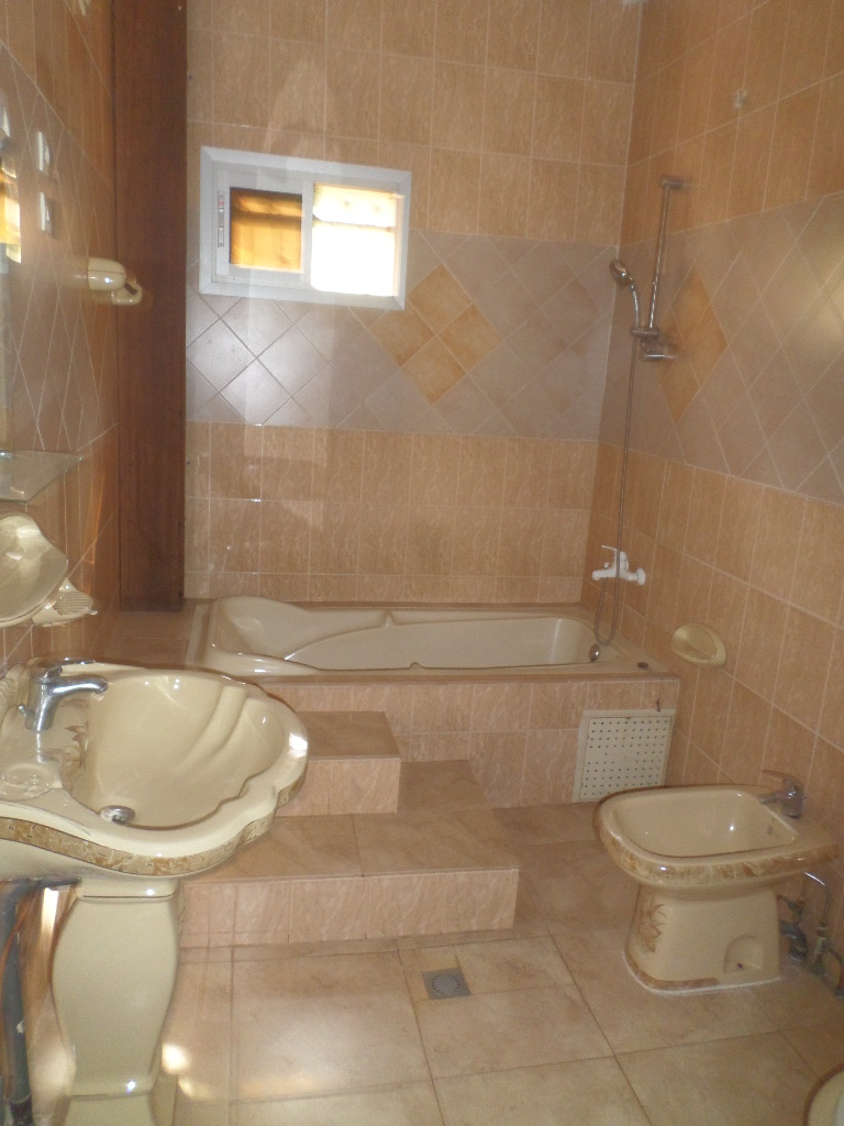 Apartment to rent - Yaoundé, Bastos, Bastos - 1 living room(s), 3 bedroom(s), 3 bathroom(s) - 700 000 FCFA / month