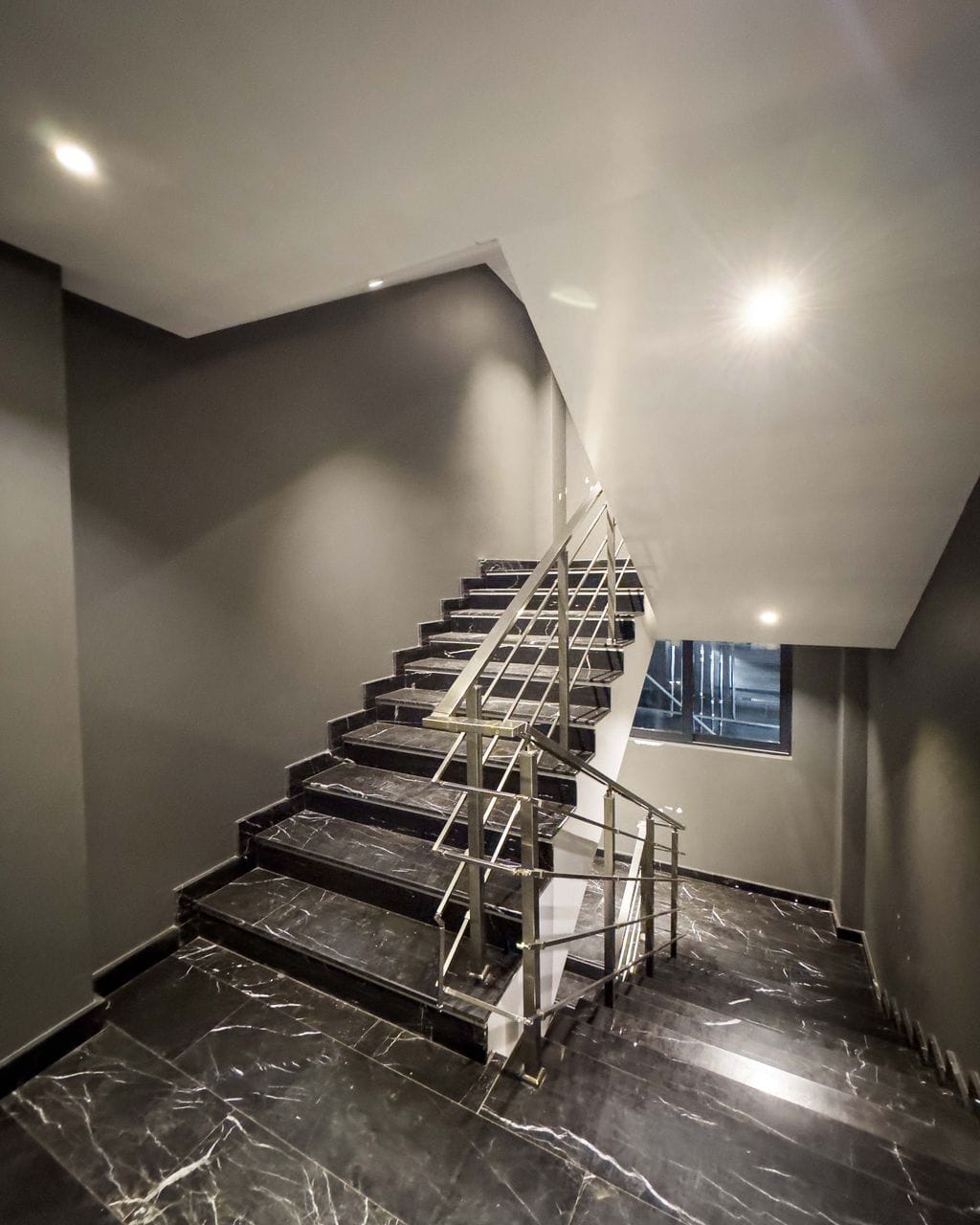 Appartement à louer - Yaoundé, Bastos, Bastos - 1 salon(s), 3 chambre(s), 4 salle(s) de bains - 2 500 000 FCFA / mois
