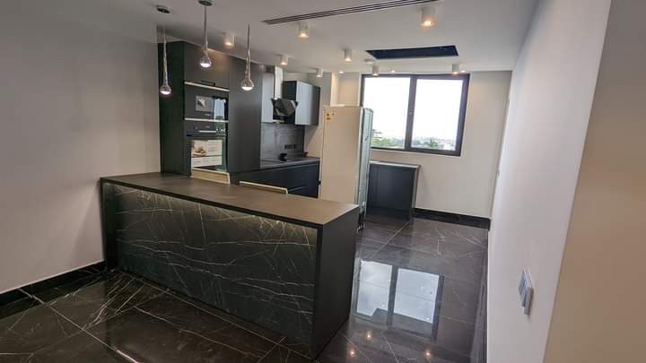 Appartement à louer - Yaoundé, Bastos, Bastos - 1 salon(s), 3 chambre(s), 4 salle(s) de bains - 2 500 000 FCFA / mois