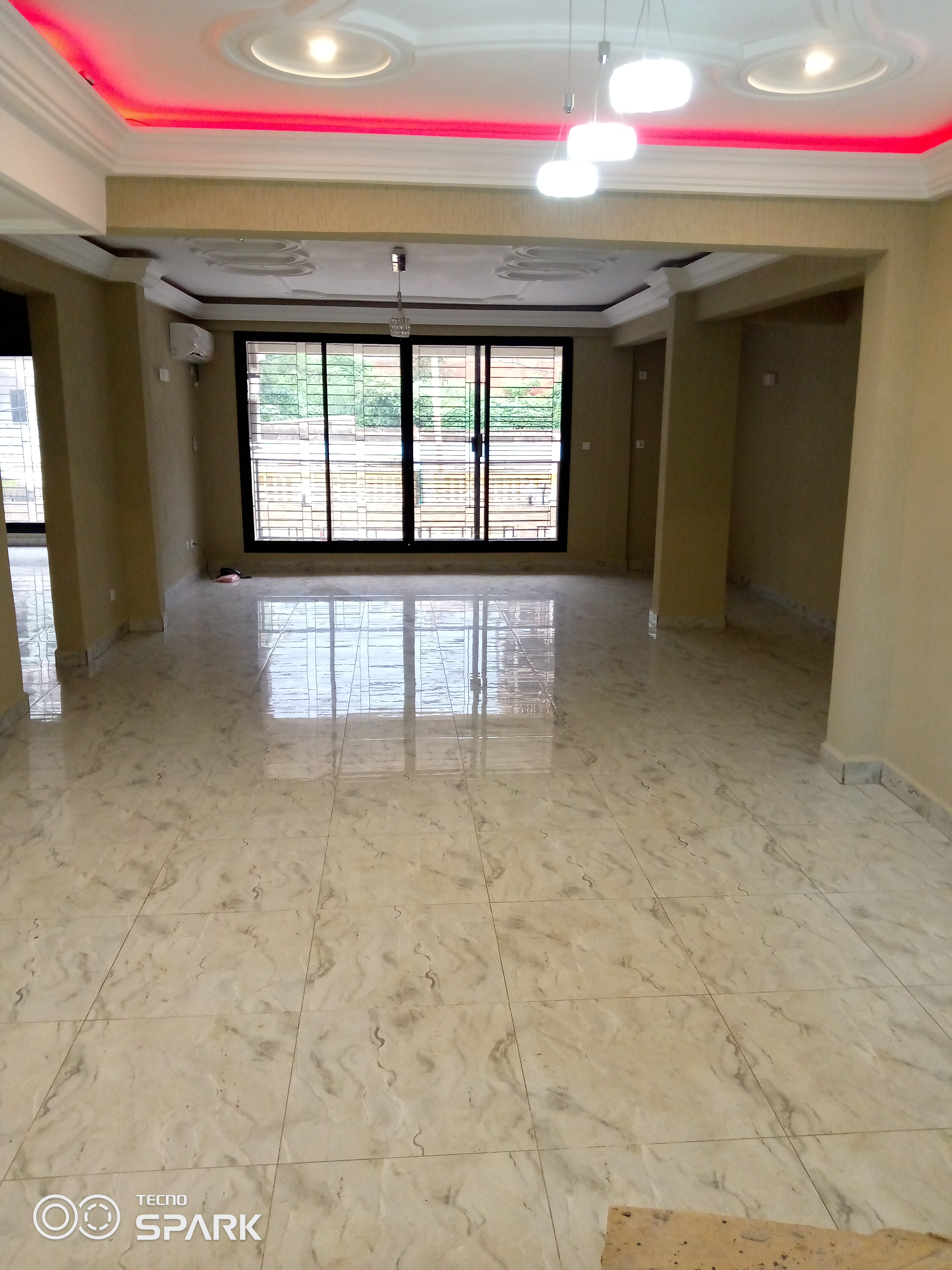 Apartment to rent - Yaoundé, Mfandena, Mfandena - 1 living room(s), 3 bedroom(s), 4 bathroom(s) - 600 000 FCFA / month