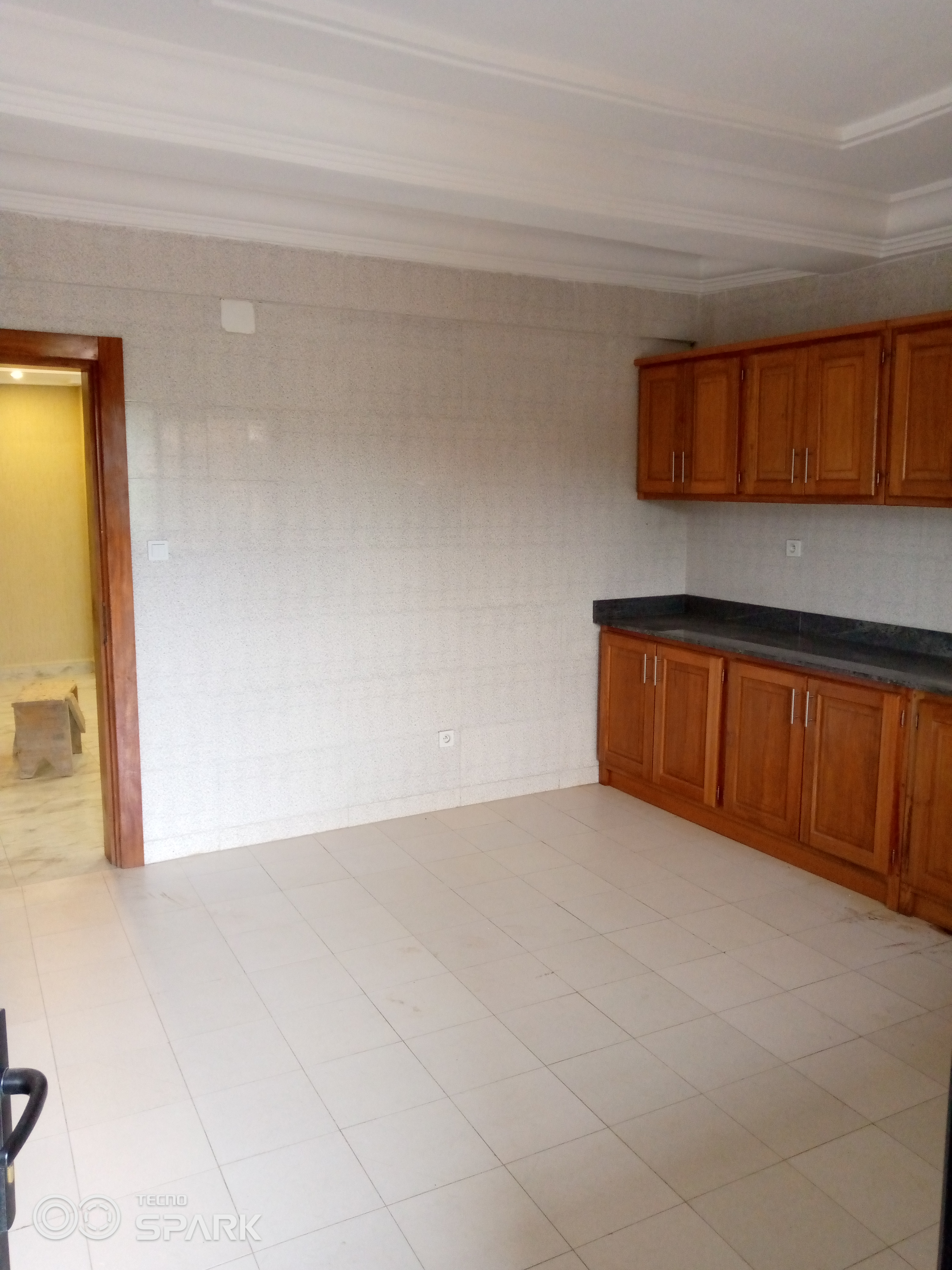 Appartement à louer - Yaoundé, Mfandena, Mfandena - 1 salon(s), 3 chambre(s), 4 salle(s) de bains - 600 000 FCFA / mois