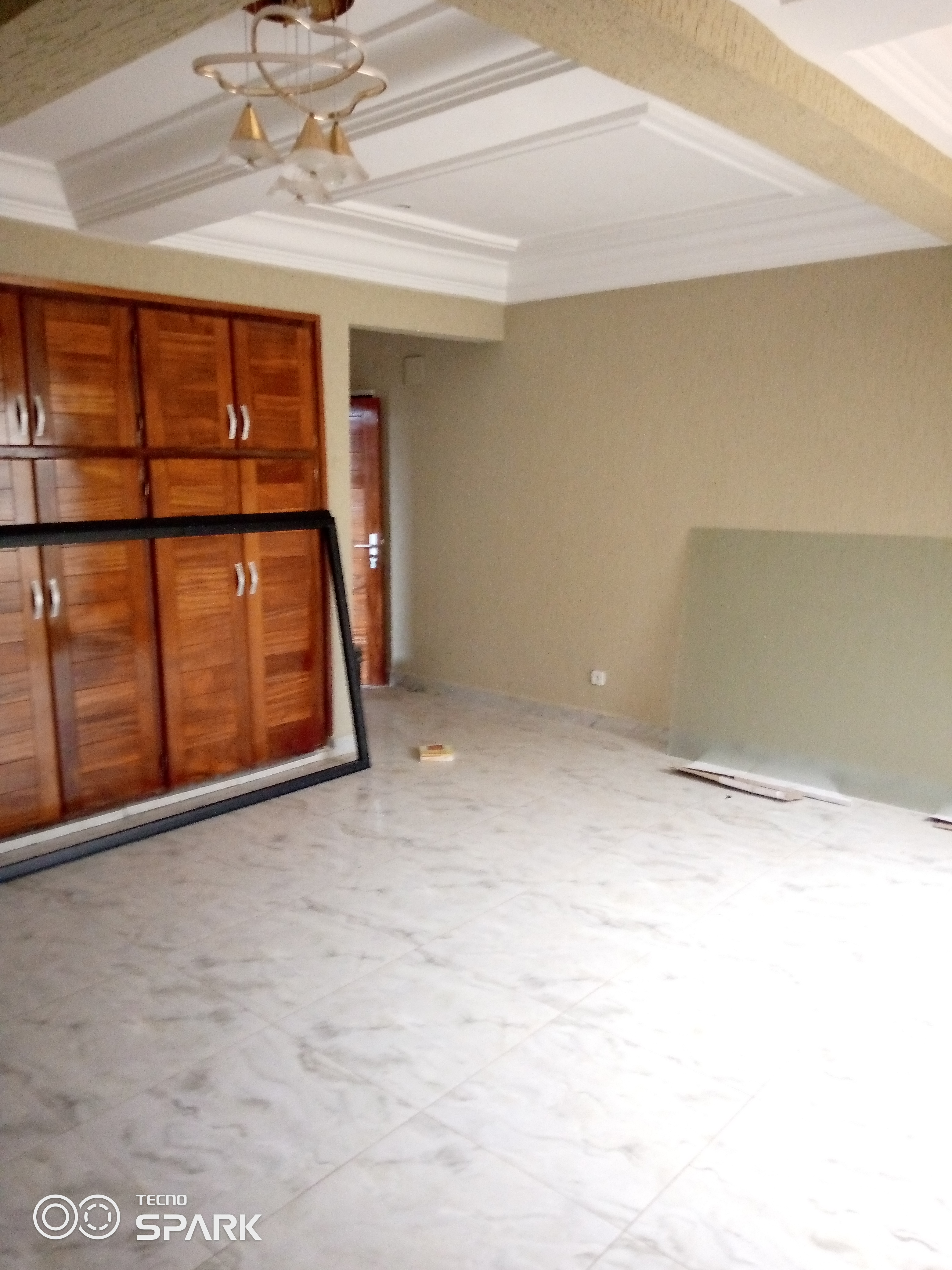Appartement à louer - Yaoundé, Mfandena, Mfandena - 1 salon(s), 3 chambre(s), 4 salle(s) de bains - 600 000 FCFA / mois